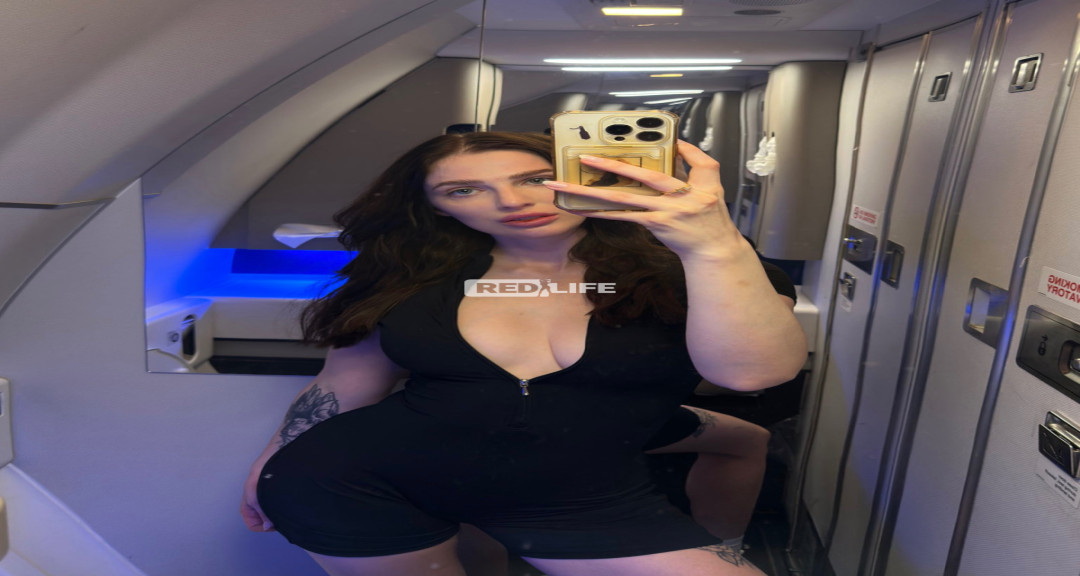 A Hot sexy babe I
