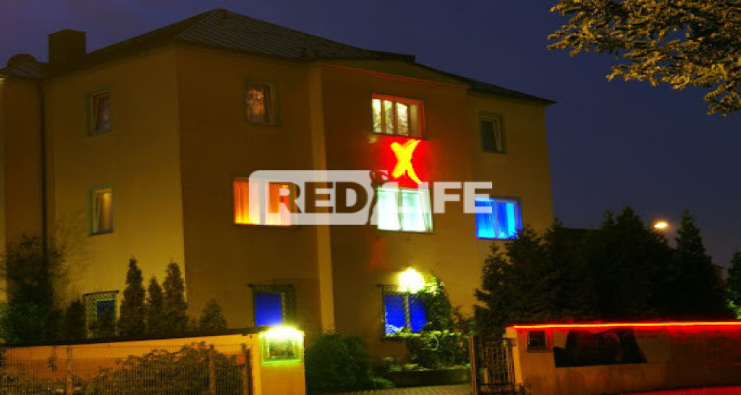 N&eacute;metorsz&aacute;gi, be&uuml;lős, nem t&aacute;ncos b&aacute;rba